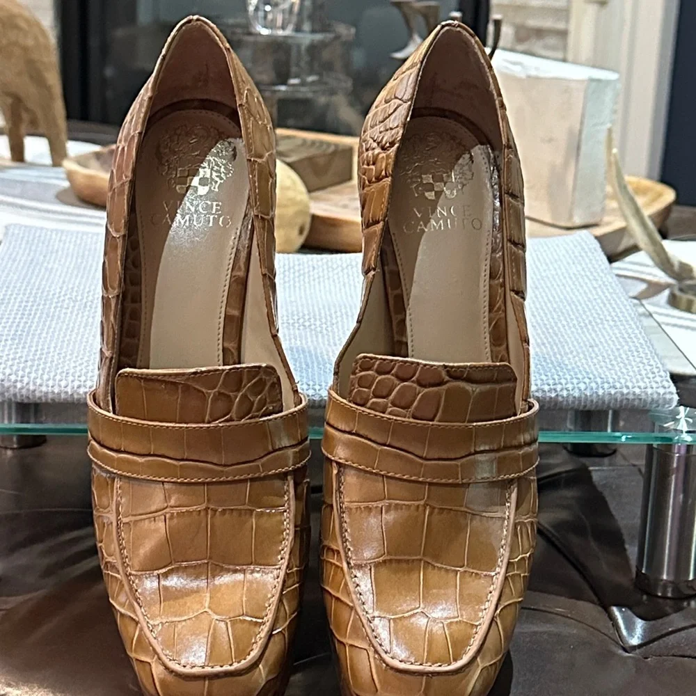 VINCE CAMUTO Mebrana Platform Pump in Brown Embossed Croc, Size 10. EUC Like New